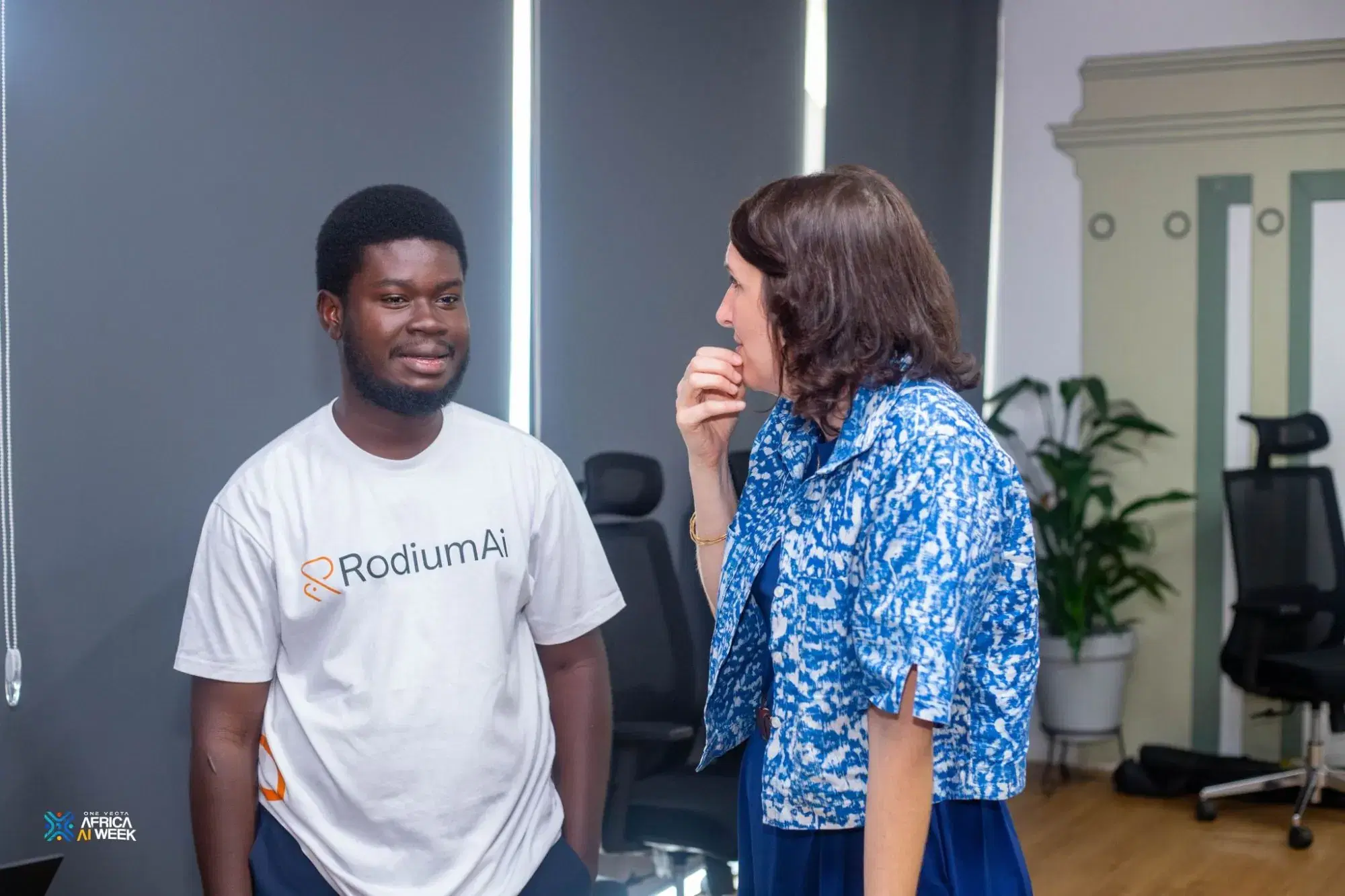 Un membre de l’équipe RodiumAi échange avec une participante à l’Africa AI Week