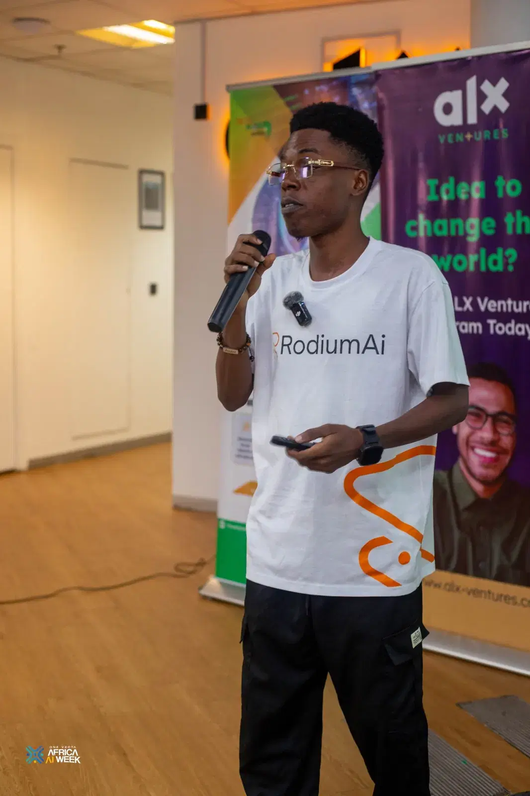 Un intervenant RodiumAi, micro en main, lors d’un hackathon IA