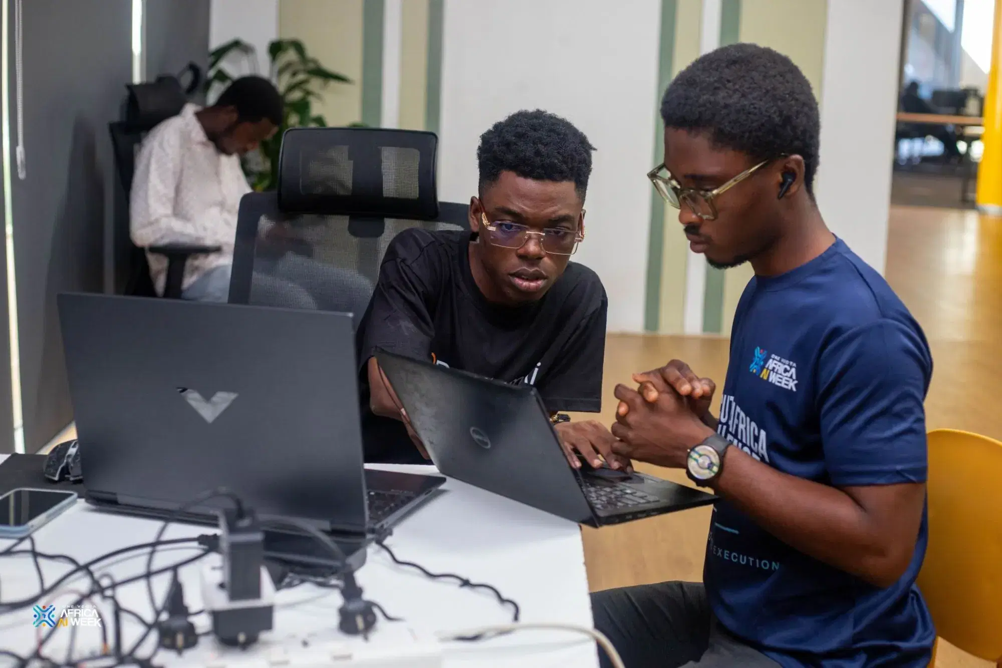 Deux développeurs travaillent ensemble sur un ordinateur pendant un hackathon