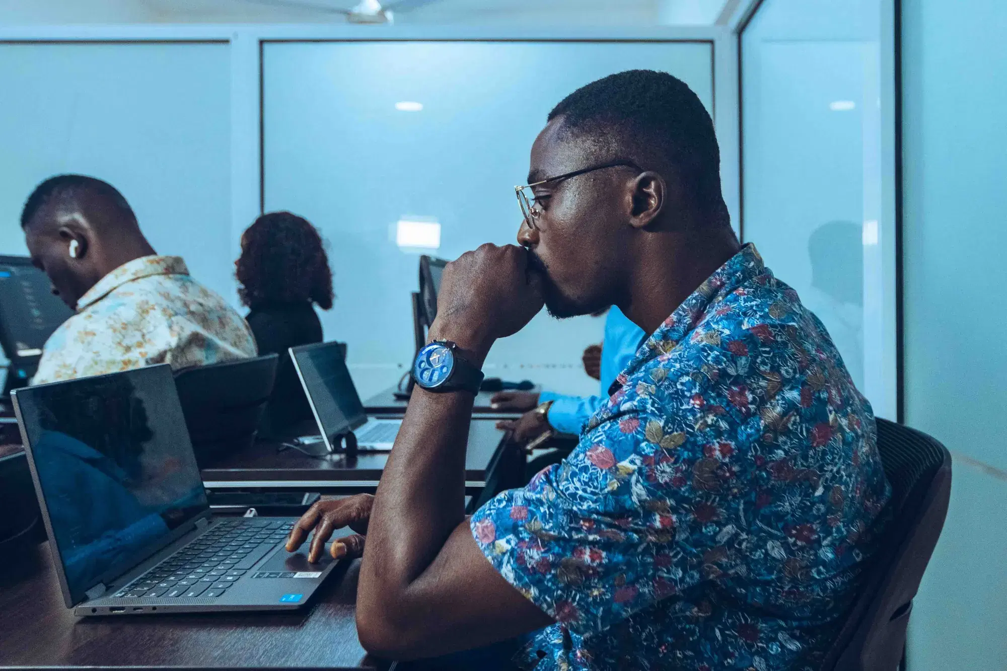 Étudiants concentrés sur leurs ordinateurs portables pendant un cours d'informatique à Accra, Ghana