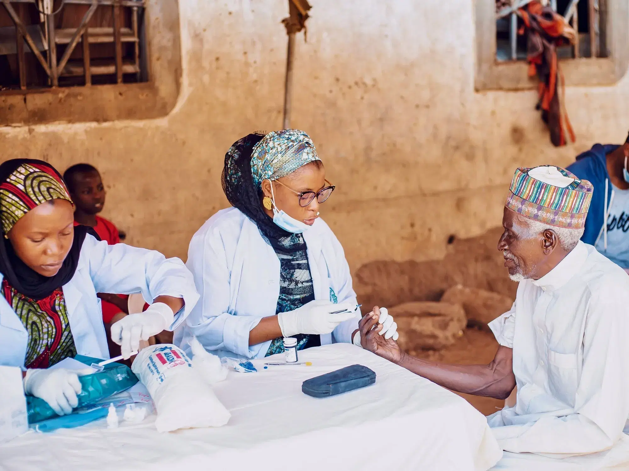 Agents de santé communautaires effectuant des tests lors d'une campagne médicale à Kaduna, Nigeria